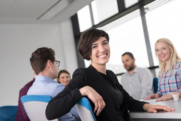 Portret pomyślny bizneswoman przedsiębiorca Przy Ruchliwie początkowym biurem