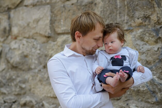 Portret Potomstwo Ojca Mienia Płaczu Dziewczynka Nad Białym ściana Z Cegieł