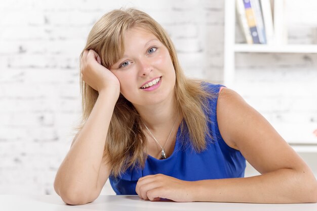 Portret powabny młody bizneswoman