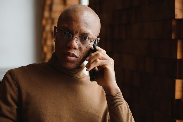 Portret poważnego Afroamerykanina w okularach