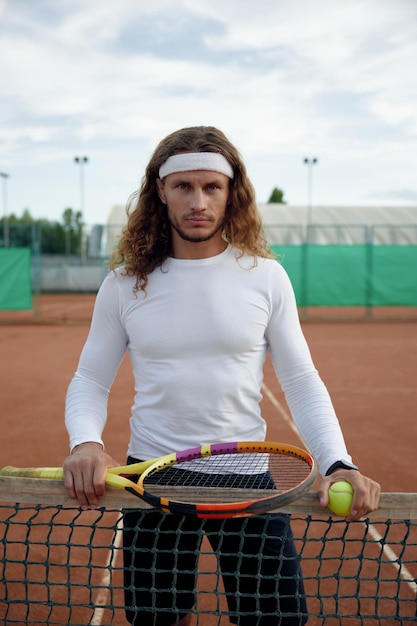 Portret poważnego męskiego tenisisty, który czuje się silny i motywujący