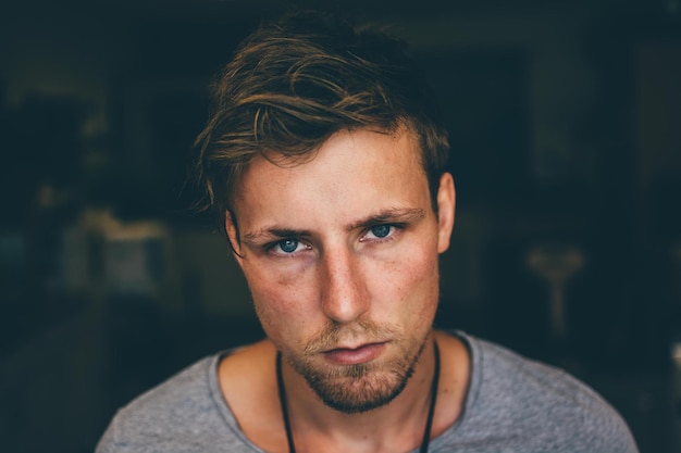 Portret poważnego młodego mężczyzny w domu