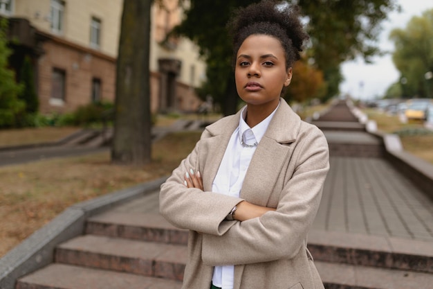 Portret poważnej Afroamerykanin na zewnątrz