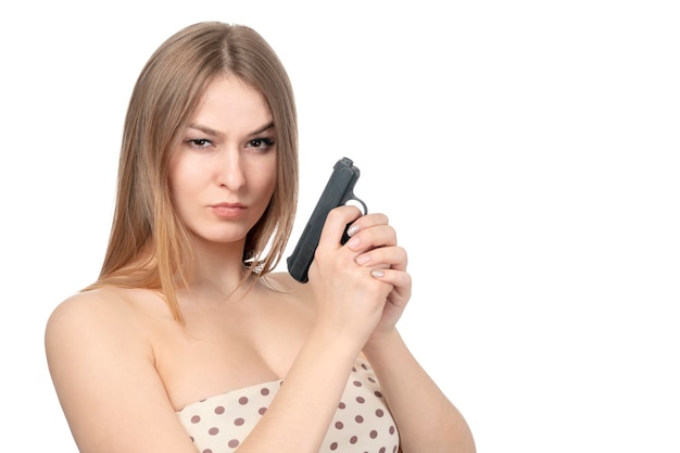 Portret poważnej seksownej kobiety z pistoletem, zbliżenie, odizolowane na białym tle