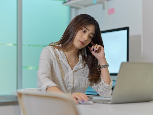 Portret Pracownik Biurowy żeński Pracy W Domu Z Laptopa I Komputera W Pokoju Biurowym W Domu