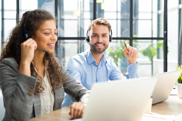 Portret Pracownika Call Center W Towarzystwie Swojego Zespołu Uśmiechnięty Operator Obsługi Klienta W Pracy