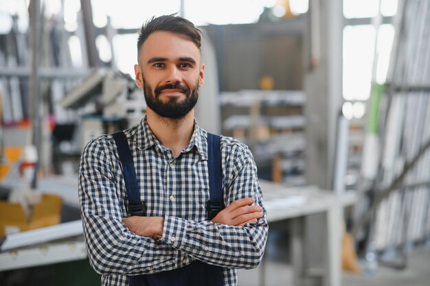 Portret pracownika fabryki w sprzęt ochronny w hali produkcyjnej