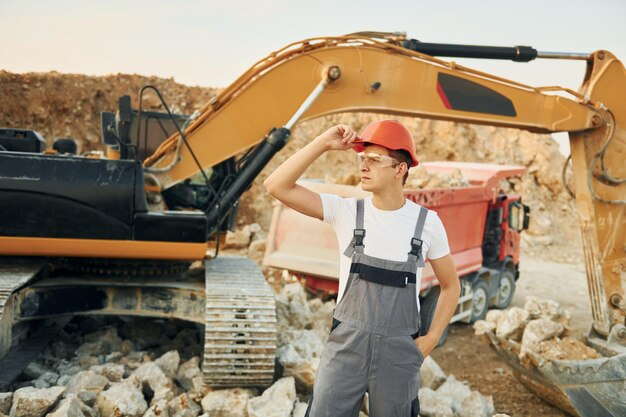 Portret Pracownika W Służbowym Mundurze, Który W Ciągu Dnia Znajduje Się Na Wypożyczonym Dole