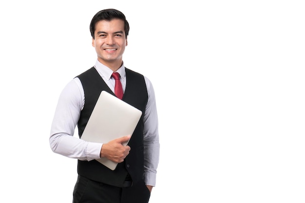 Portret pracujący azjatycki biznes przystojny mężczyzna ware garnitur trzymający laptopa na białym tle z koncepcją biznesową przestrzeni kopii