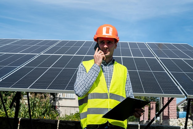 Portret Profesjonalnego Elektryka W Kasku Na Stacji Paneli Słonecznych