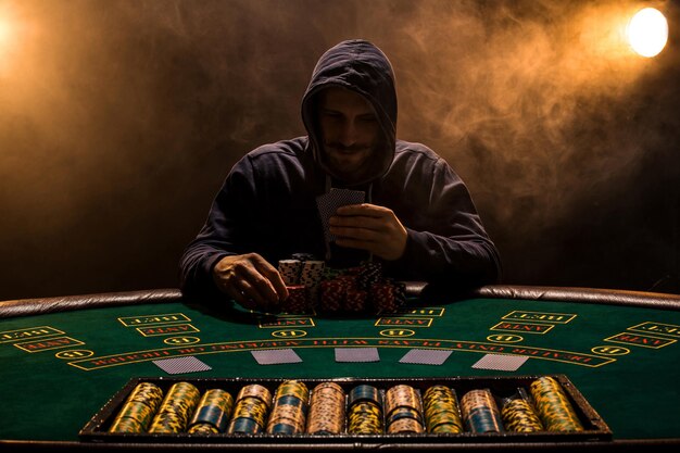 Portret profesjonalnego pokerzysty siedzącego przy stole pokerowym