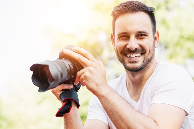 Portret profesjonalny fotograf z kamerą