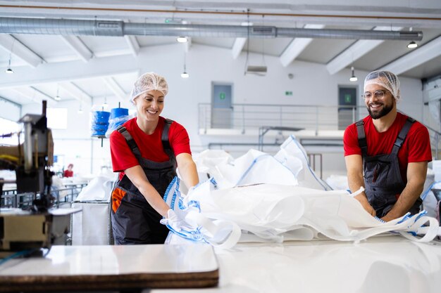 Portret profesjonalnych krawców pracujących na maszynie do szycia w fabryce włókienniczej