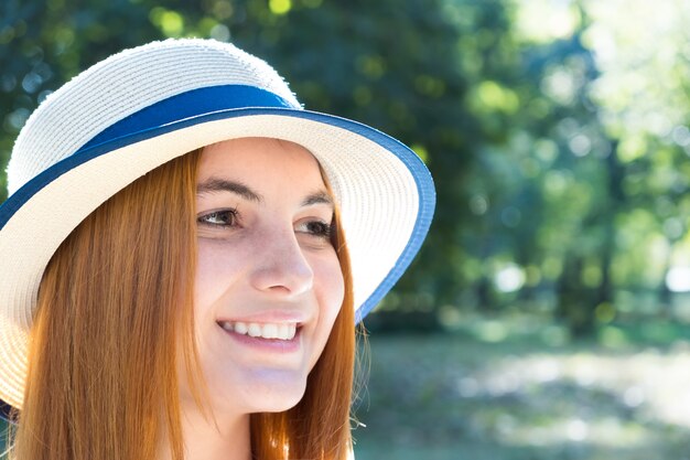 Portret przepięknych uśmiechnięta nastolatka w żółtym kapeluszu i rude włosy