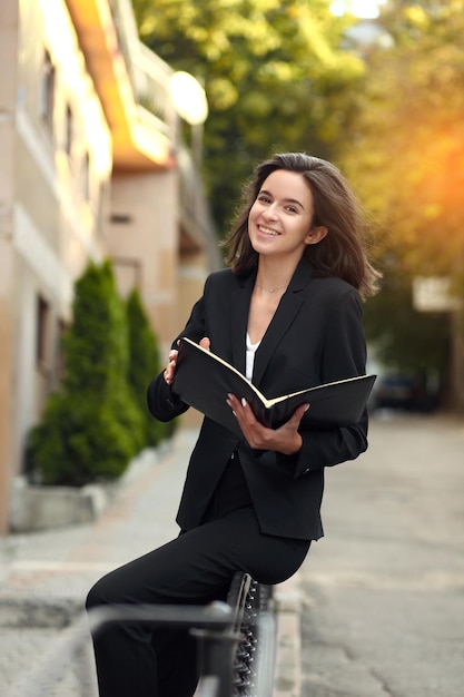 Portret przeznaczone do walki radioelektronicznej szczęśliwy młoda kobieta uśmiecha się