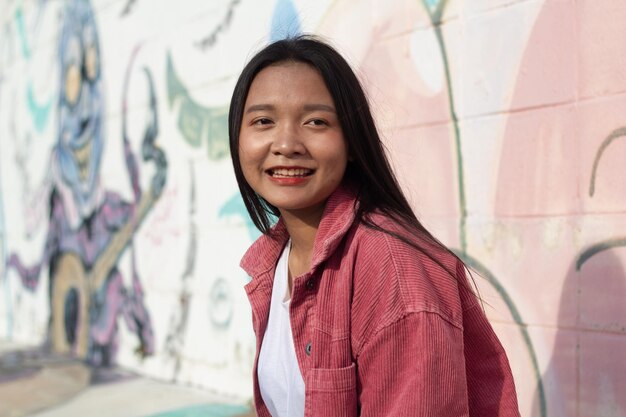 Portret przeznaczone do walki radioelektronicznej twarzy Azjatycka młoda dziewczyna z kolorowym tłem