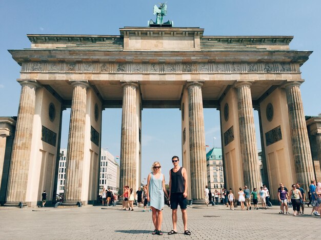 Zdjęcie portret przyjaciela stojącego przed bramą brandenburską