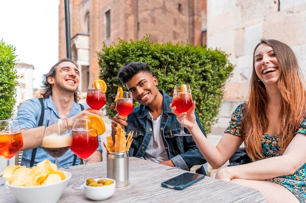 Portret przyjaciół trzymających drinki