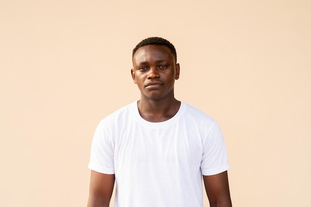 Portret Przystojnego Afrykańskiego Mężczyzny Noszącego Białą Koszulkę