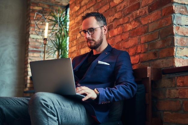 Portret przystojnego brodatego mężczyzny noszącego vintage biznesowe clo