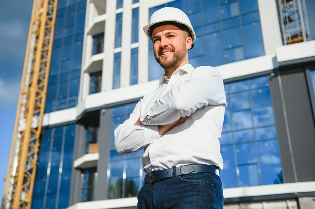 Portret przystojnego młodego architekta