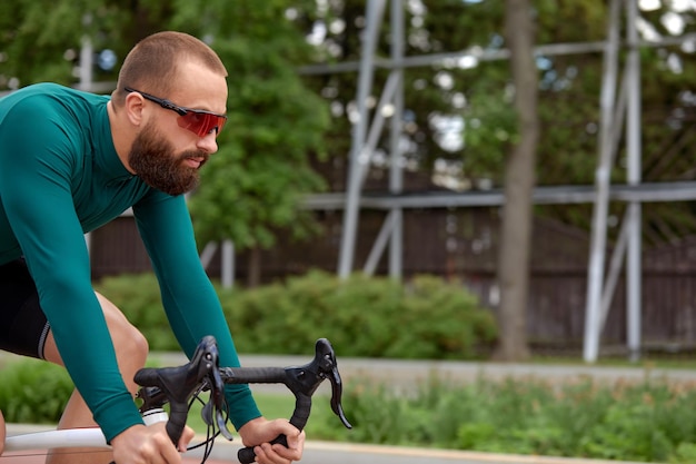 Zdjęcie portret przystojnego rowerzysty z bliska