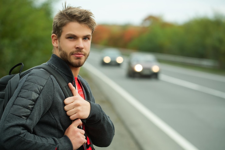 Zdjęcie portret przystojniaka na świeżym powietrzu hipster facet model zdjęcie głowy mężczyzna twarz młody przystojnik pewny siebie mężczyzna model mężczyzna wyglądający dumnie closeup twarz atrakcyjnego mężczyzny elegancki facet