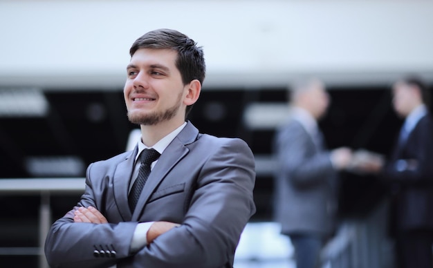 Portret Przystojny Biznesmen Na Niewyraźnym Tle Biurowym