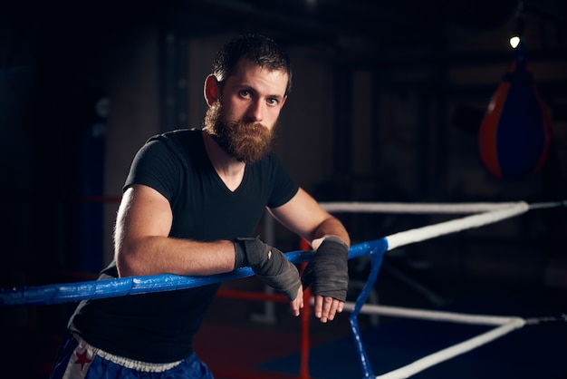 Portret przystojny kickboxer w pierścionku przy zdrowie klubem