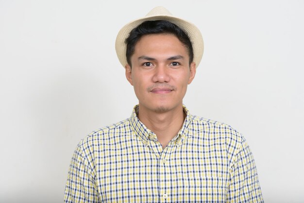 Portret przystojny mężczyzna azjatycki turysta na sobie kapelusz