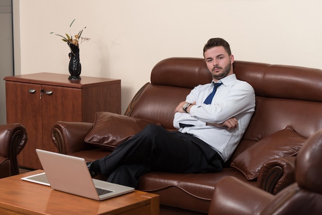 Portret przystojny młody biznesmen w jego biurze