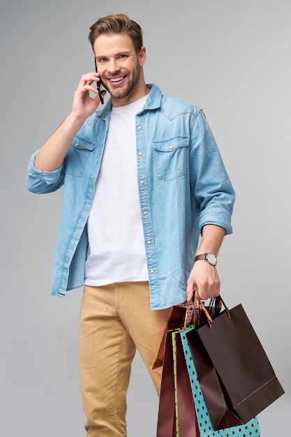 Portret przystojny młody człowiek z torby na zakupy.