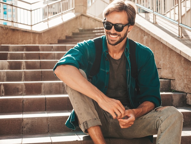 Portret przystojny uśmiechnięty stylowy hipster lamberseksualny model