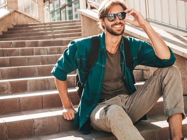 Portret przystojny uśmiechnięty stylowy hipster lamberseksualny model