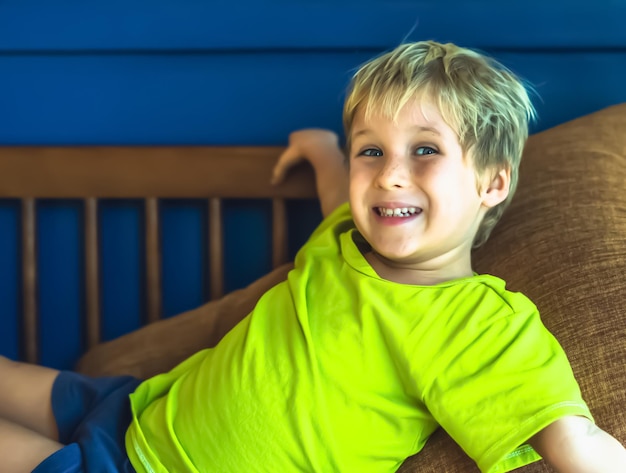 Portret psotny ładny blond niebieskooki chłopiec robi piegi twarz grać śmiejąc się w szczęśliwym nastroju Śmieszne zdjęcie szczęście styl życia Przedszkole proste radości szczęśliwe dzieciństwo zachowanie edukacja psychologia