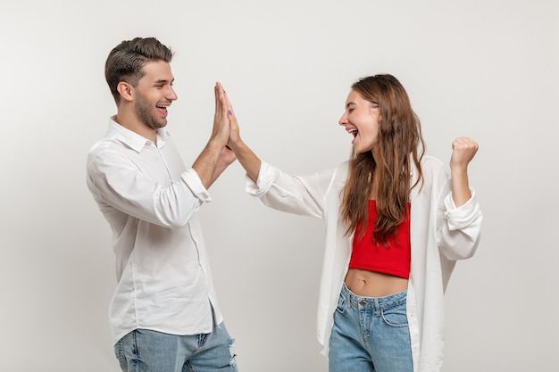 Portret Radosnej Pary Kaukaskiej Pary Mężczyzny I Kobiety Patrzących Na Siebie Przybijających Piątkę W Studio