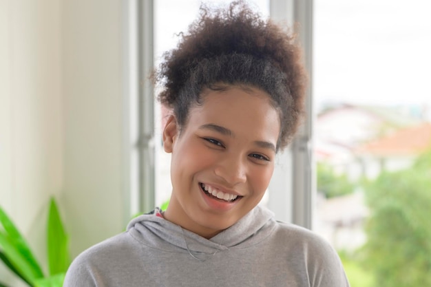 Portret rasy mieszanej uśmiechnięta kobieta nastolatka