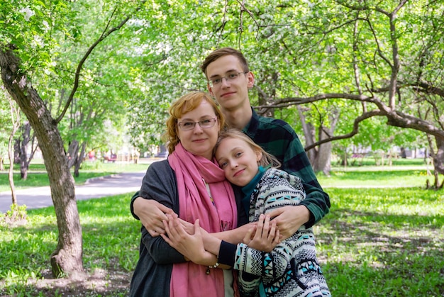 Portret Rodzinny - Matka Z Dwójką Nastoletnich Dzieci W Parku Na świeżym Powietrzu