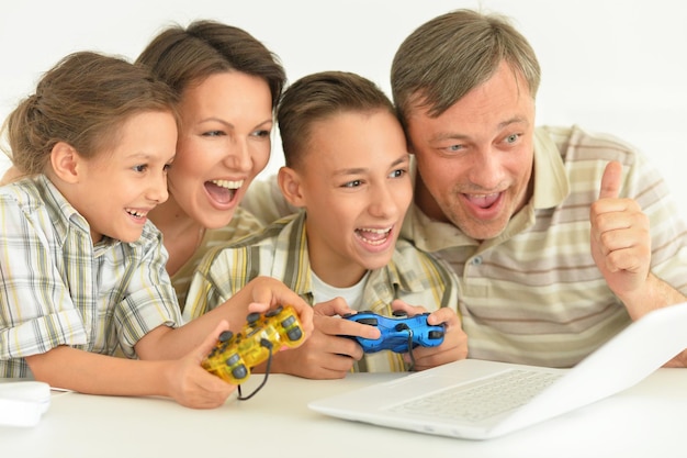 Portret rodziny grającej w gry komputerowe