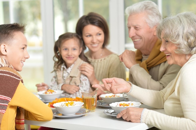 Portret rodziny jedzącej obiad z bliska
