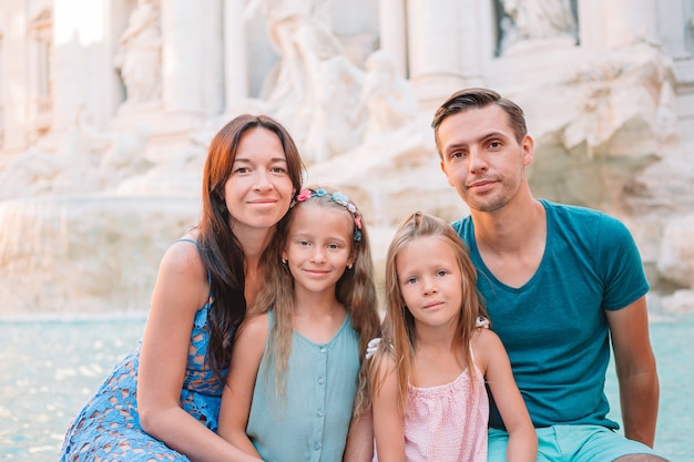 Portret rodziny w Fontana di Trevi, Rzym, Włochy.