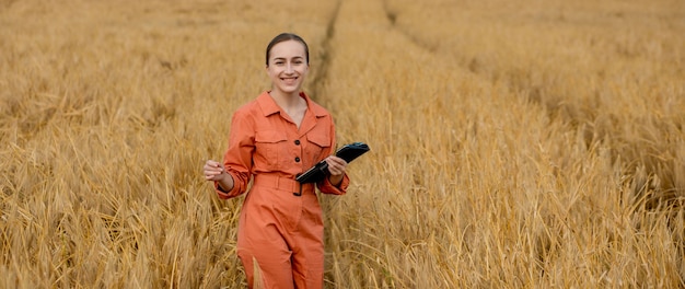 Zdjęcie portret rolnik agronom z komputera typu tablet cyfrowy w polu pszenicy.