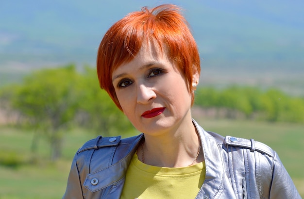 Portret Rosjanki redhaired patrząc na kamery