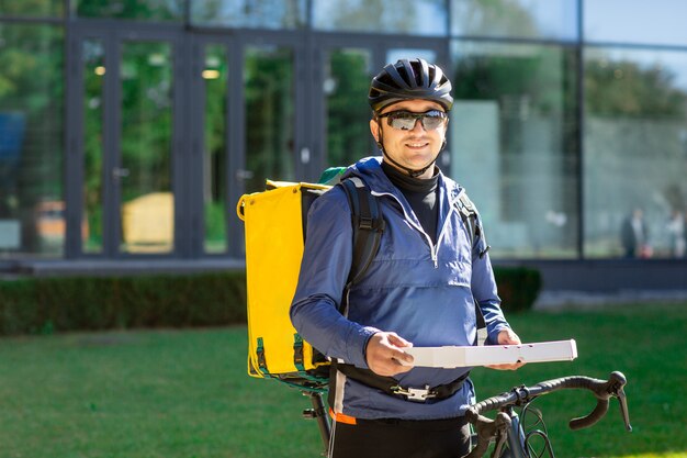 Portret Rowerowy Kurier Z żółtą Torbą I Rowerem