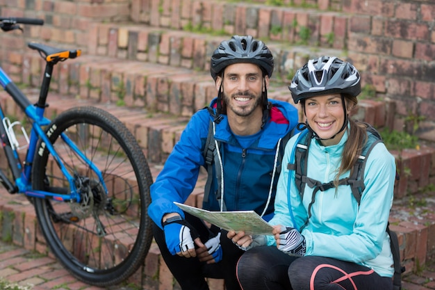 Portret Rowerzysta Para Z Mapą