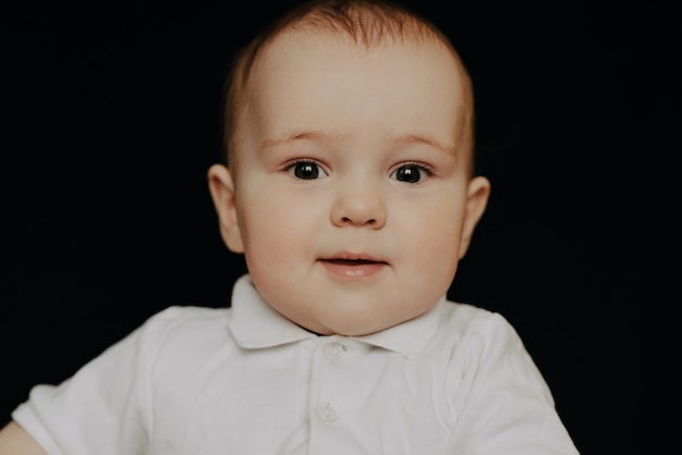 Portret roześmiany mały chłopiec. Kaukaski dziecko
