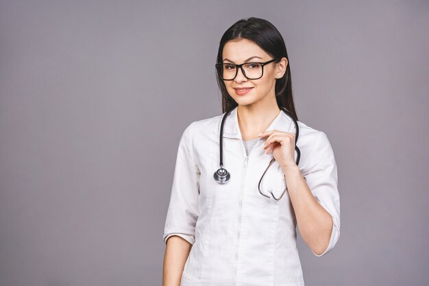 Portret rozochocona młoda kobiety lekarka z stetoskopem nad szyją