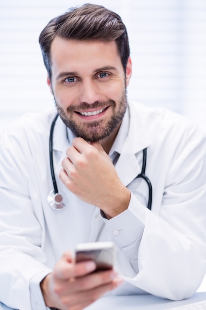 Portret samiec doktorski używa telefon komórkowy