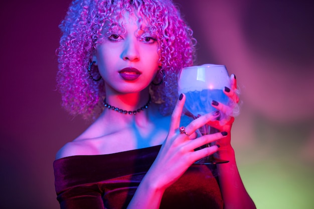 Portret seksowna i tajemnicza kobieta pije napój alkoholowy