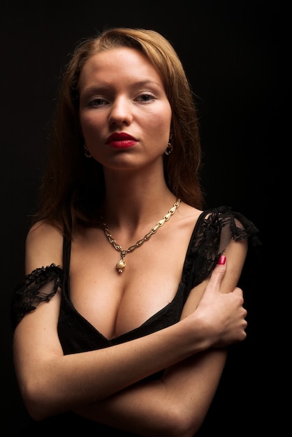Portret Seksowna Tajemnicza Kobieta Na Czerni